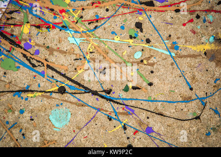 Tutti i colori dell arcobaleno roteato su calcestruzzo e utilizzando una vernice. Foto Stock