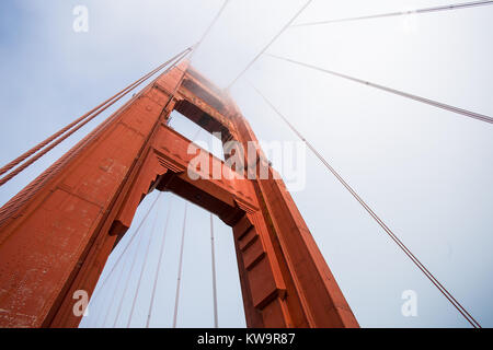 Il Golden Gate Bridge di San Francisco, California, come visto da sotto di un giorno d'estate.