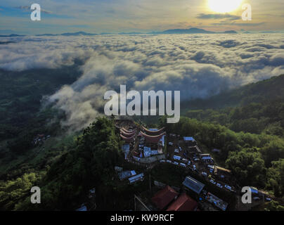 Lolai la terra sopra le nuvole in Regency di Toraja Nord - Sud Sulawesi - Indonesia. Lolai sono costantemente coperto dalla nuvola al mattino. Foto Stock