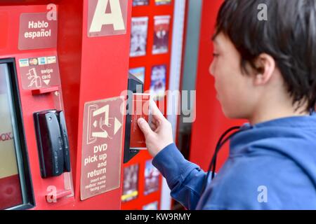 Persona di restituire un filmato Redbox presso un chiosco Redbox Foto Stock