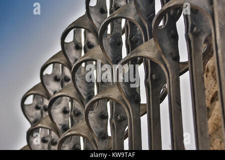 Bel battuto recinto. Immagine di decorativo in ghisa recinzione recinzione metallica vicino. Metallo forgiato recinzione. bellissimo recinto con la forgiatura artistica Foto Stock