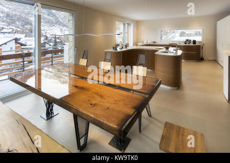 Cucina grande e antico tavolo in legno in stile moderno Foto Stock