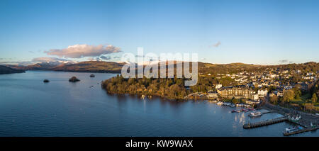 Splendidamente chiaro vista aerea di Bowness on Windermere e le colline circostanti e sulle montagne del Distretto del Lago Foto Stock