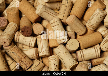 Immagine di sfondo di un gran mucchio di bottiglia di vino i tappi di sughero. Foto Stock