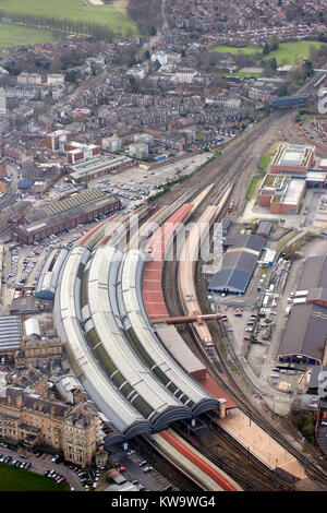 Il meraviglioso tetto curvo di York stazione ferroviaria, rappresentato dall'aria, York, North Yorkshire, nell'Inghilterra del Nord, Regno Unito Foto Stock