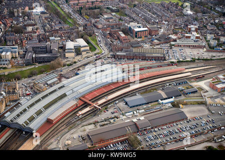 Il meraviglioso tetto curvo di York stazione ferroviaria, rappresentato dall'aria, York, North Yorkshire, nell'Inghilterra del Nord, Regno Unito Foto Stock