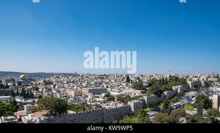 Skyline della Città Vecchia di Gerusalemme, comprese le mura della città, il Duomo della Roccia, il Santo Sepolcro e gli altri luoghi santi. Foto Stock