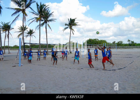 Giovani giocando a pallavolo, Lummus Park, Miami Beach, Stati Uniti d'America Foto Stock