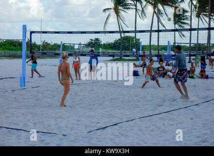 Giovani giocando a pallavolo, Lummus Park, Miami Beach, Stati Uniti d'America Foto Stock