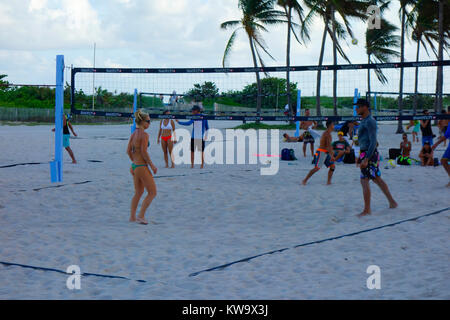 Giovani giocando a pallavolo, Lummus Park, Miami Beach, Stati Uniti d'America Foto Stock