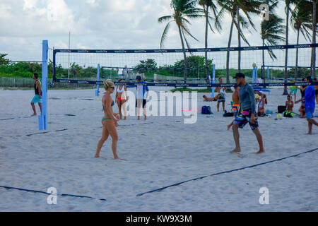 Giovani giocando a pallavolo, Lummus Park, Miami Beach, Stati Uniti d'America Foto Stock