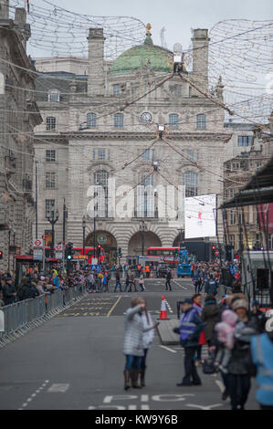 I preparativi e la folla gli ostacoli in Regent Street St James's il 1 gennaio 2018 per il London sfilata di Capodanno, REGNO UNITO Foto Stock