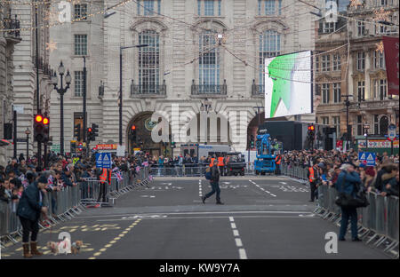 I preparativi e la folla gli ostacoli in Regent Street St James's il 1 gennaio 2018 per il London sfilata di Capodanno, REGNO UNITO Foto Stock