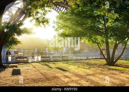 Torre Eiffel vista dal basso, Parigi, Francia Foto Stock