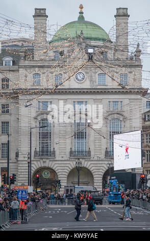 I preparativi e la folla gli ostacoli in Regent Street St James's il 1 gennaio 2018 per il London sfilata di Capodanno, REGNO UNITO Foto Stock