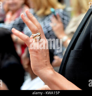 MIAMI, FL - Dicembre 09: Foto di Cameron Diaz ring in mezzo alle voci di impegno al ''Annie'' Walk of Fame cerimonia al Bayfront Park Miami il 9 dicembre 2014 a Miami in Florida Persone: Cameron Diaz Foto Stock