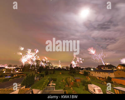 Coloratissimi fuochi d'artificio a nei sobborghi di Germania, Europa - Esposizione lunga Foto Stock