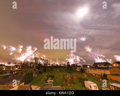 Coloratissimi fuochi d'artificio a nei sobborghi di Germania, Europa - Esposizione lunga Foto Stock