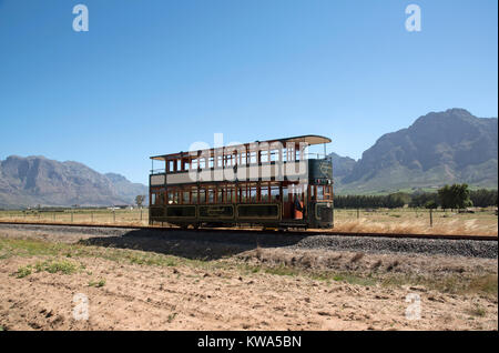 Groot Drakenstein, Western Cape, Sud Africa. Dicembre 2017. Visite vino tram Boschendal avvicinamento e la Simonsberg Mountain. Foto Stock