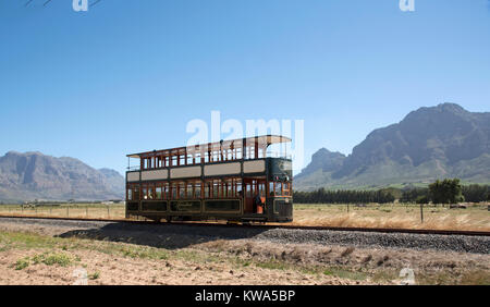 Groot Drakenstein, Western Cape, Sud Africa. Dicembre 2017. Visite vino tram Boschendal avvicinamento e la Simonsberg Mountain. Foto Stock