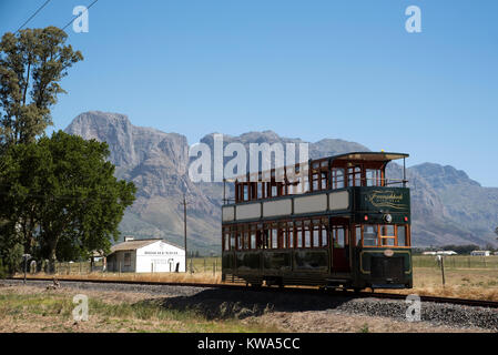 Groot Drakenstein, Western Cape, Sud Africa. Dicembre 2017. Visite vino tram Boschendal avvicinamento e la Simonsberg Mountain. Foto Stock