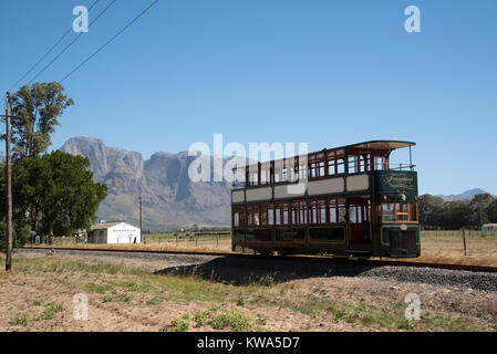 Groot Drakenstein, Western Cape, Sud Africa. Dicembre 2017. Visite vino tram Boschendal avvicinamento e la Simonsberg Mountain. Foto Stock