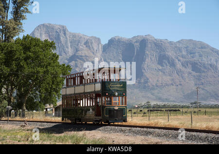 Groot Drakenstein, Western Cape, Sud Africa. Dicembre 2017. Visite vino tram Boschendal avvicinamento e la Simonsberg Mountain. Foto Stock