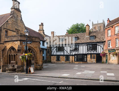 La piccola piazza cittadina e condotto in corrispondenza del fondo della South Street a Sherborne, Dorset, Inghilterra, Regno Unito. Foto Stock