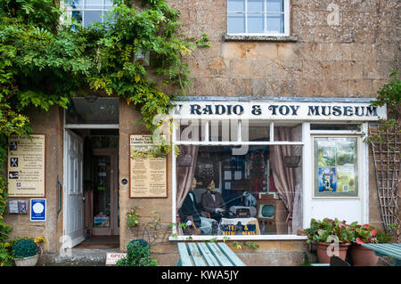 Facciata e ingresso della TV, radio e il Museo del giocattolo, nel villaggio di Montacute, Somerset, Inghilterra, Regno Unito Foto Stock