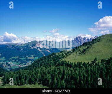 Il Geisler Gruppe Gruppo delle Odle visto da prati da fieno in tutta la Val Gardena ai piedi del Sassolungo o Sassolungo Selva Dolomiti Italia Foto Stock