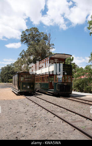 Groot Drakenstein, Western Cape, Sud Africa. Dicembre 2017. Due escursioni tram di vino presso la vecchia stazione ferroviaria. Foto Stock