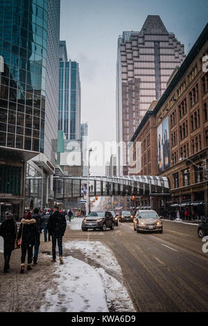 Toronto queen street ponte di collegamento Eaton Centre e la baia store Foto Stock