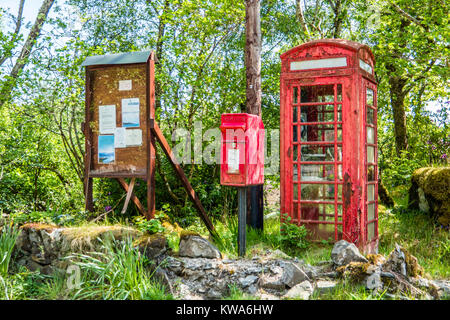 Cabina telefonica e letter box nel deserto scozzese Foto Stock