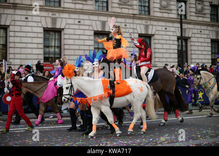 Le persone prendono parte a Londra nel primo giorno del nuovo anno Parade. Foto Stock