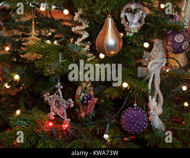 Una vista astratta di decorazioni di Natale il nostro albero di Natale, in formato orizzontale Foto Stock