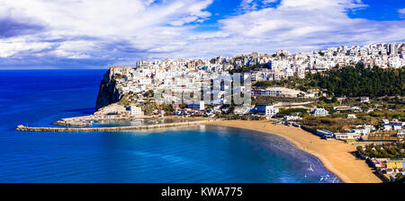 Impressionante Peschici village,vista con case tradizionali e mare,Puglia,Italia Foto Stock