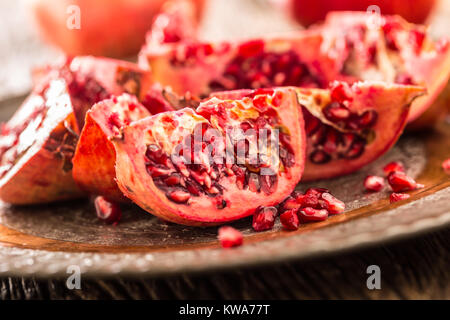 Melograno. Pezzi di frest melagrana sulla piastra. Foto Stock