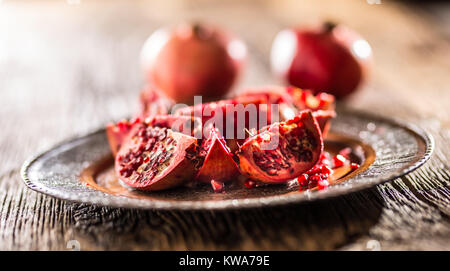 Melograno. Pezzi di frest melagrana sulla piastra. Foto Stock