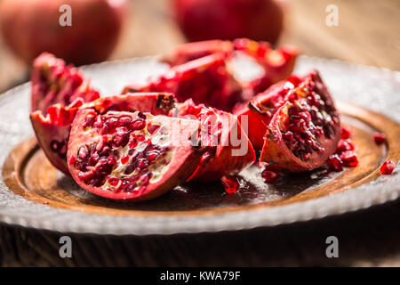 Melograno. Pezzi di frest melagrana sulla piastra. Foto Stock