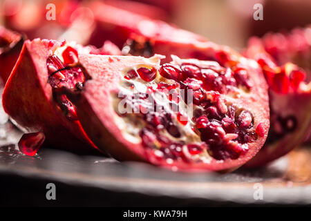 Melograno. Pezzi di frest melagrana sulla piastra. Foto Stock