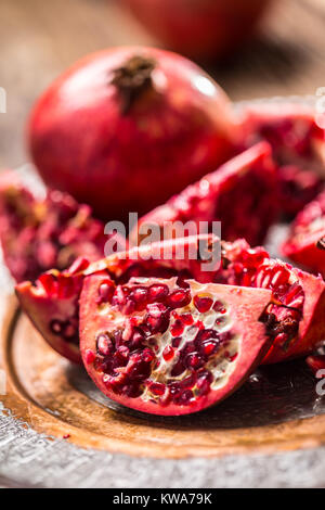 Melograno. Pezzi di frest melagrana sulla piastra. Foto Stock