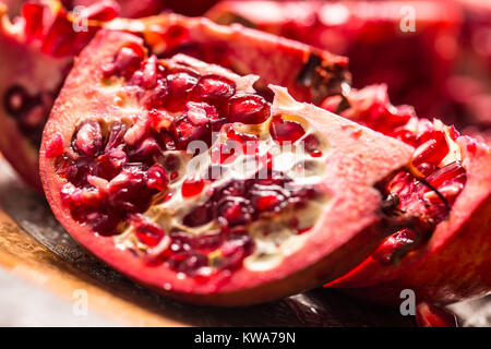 Melograno. Pezzi di frest melagrana sulla piastra. Foto Stock