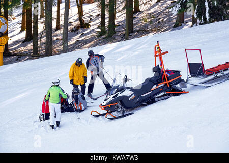 WINTERBERG, Germania - 15 febbraio 2017: motoslitta di soccorso a una scena dell'incidente su di un tracciato di sci Foto Stock