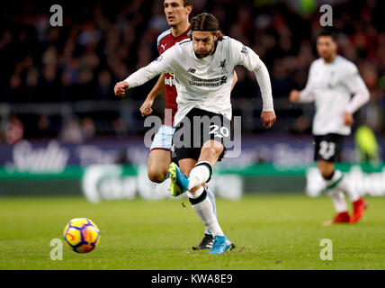 Liverpool è Adam Lallana in azione durante il match di Premier League a Turf Moor, Burnley. Foto Stock