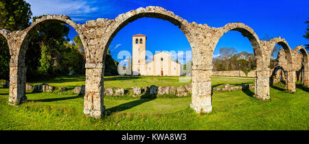 Imponente monastero di San Vincenzo al Volturno,Molise,l'Italia. Foto Stock