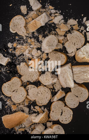 Pane scarti e residui su un tagliere di legno Foto Stock