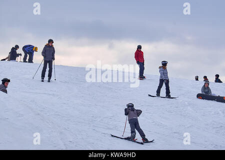 WINTERBERG, Germania - 16 febbraio 2017: un gruppo di giovani sciatori su sci e snowboard al carosello sciistico Winterberg Foto Stock