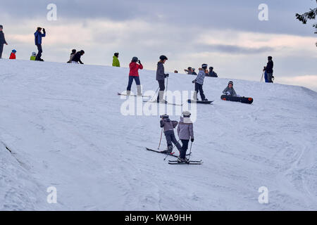 WINTERBERG, Germania - 16 febbraio 2017: Molte persone su sci e snowboard in cima a una montagna a carosello sciistico Winterberg Foto Stock