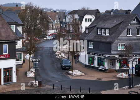 WINTERBERG, Germania - 16 febbraio 2017: strada stretta a Winterberg con ardesia ornata ville su entrambi i lati Foto Stock