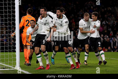 Di Liverpool Ragnar Klavan (seconda a destra) punteggio celebra il suo lato il secondo obiettivo del gioco con il compagno di squadra di Liverpool Roberto Firmino (destra), Dejan Lovren (terza a sinistra) e Emre può (centro) durante il match di Premier League a Turf Moor, Burnley. Foto Stock